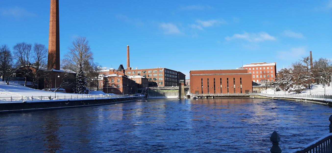 Tammerkosken keskiputous, etualalla kosken virtaava vesi, takana putous ja voimalaitos